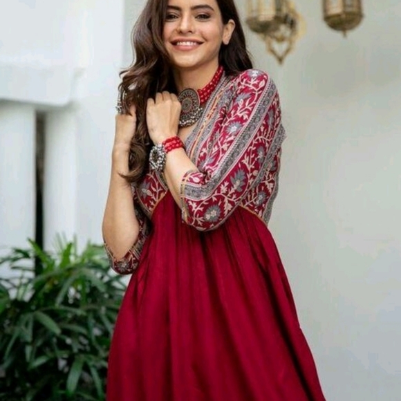 Women's dress - Picture 3 of 5